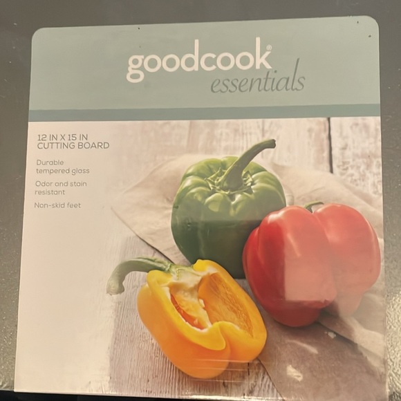 NEW- tempered glass, cutting board 
Perfect for charcuterie, nonskid feet - Picture 5 of 7